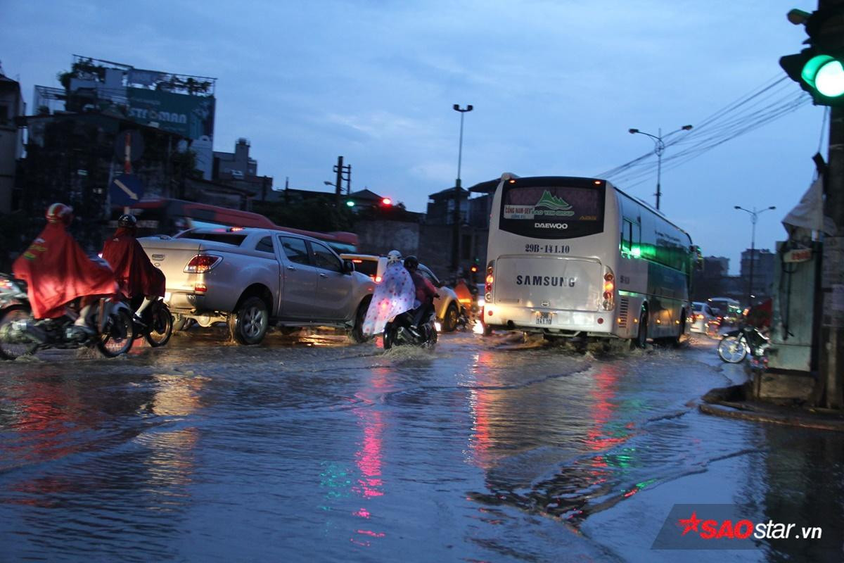 Người Hà Nội vật vã di chuyển về nhà trong cơn mữa tầm tã, đường sá ngập nặng Ảnh 9