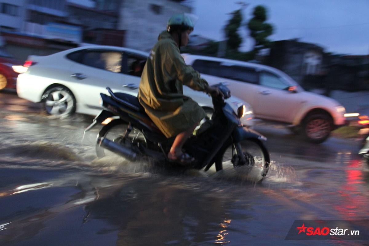 Người Hà Nội vật vã di chuyển về nhà trong cơn mữa tầm tã, đường sá ngập nặng Ảnh 10