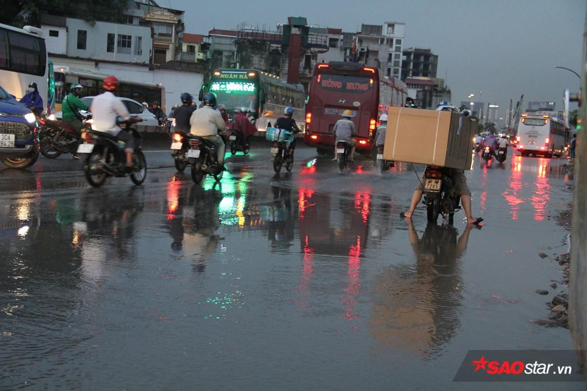 Người Hà Nội vật vã di chuyển về nhà trong cơn mữa tầm tã, đường sá ngập nặng Ảnh 2