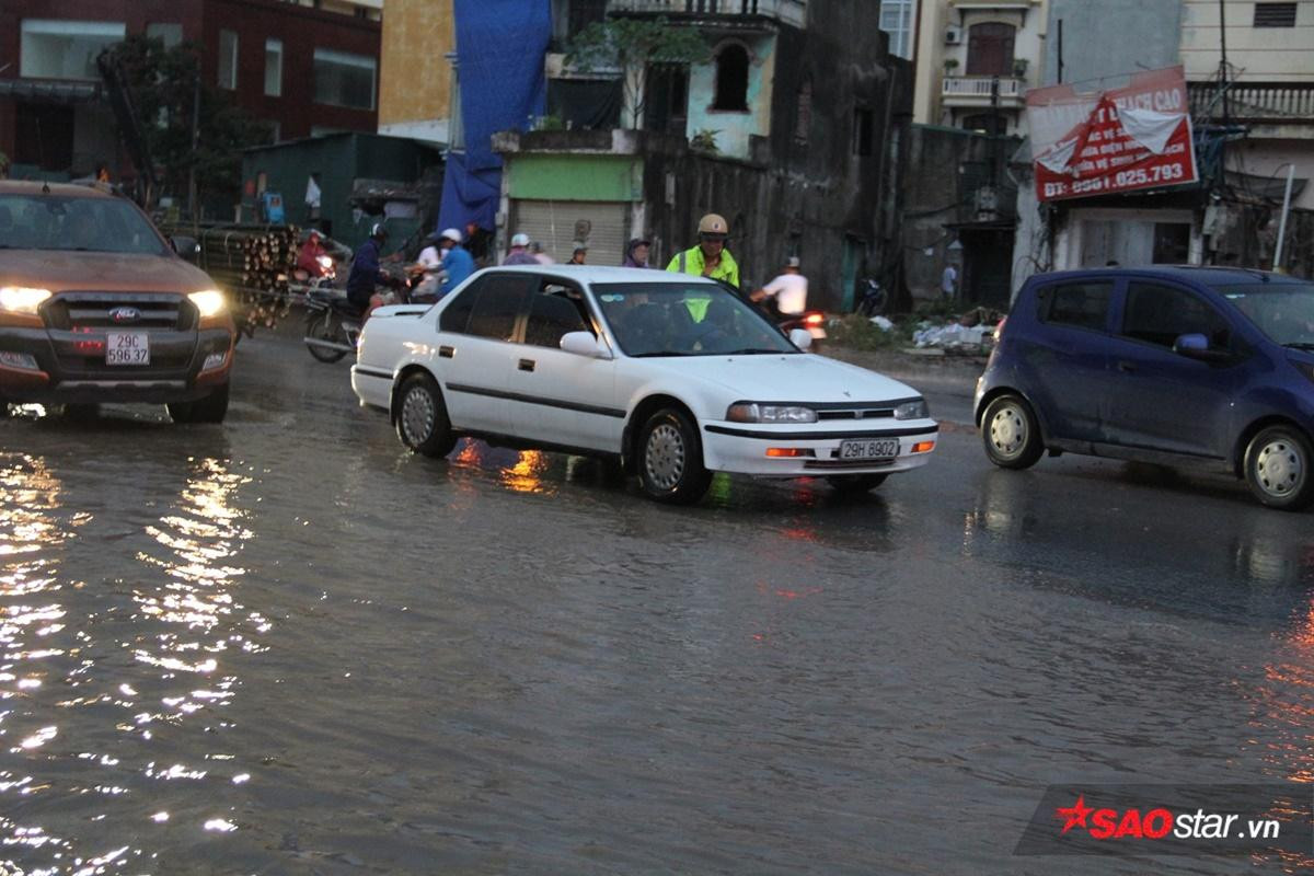 Người Hà Nội vật vã di chuyển về nhà trong cơn mữa tầm tã, đường sá ngập nặng Ảnh 3