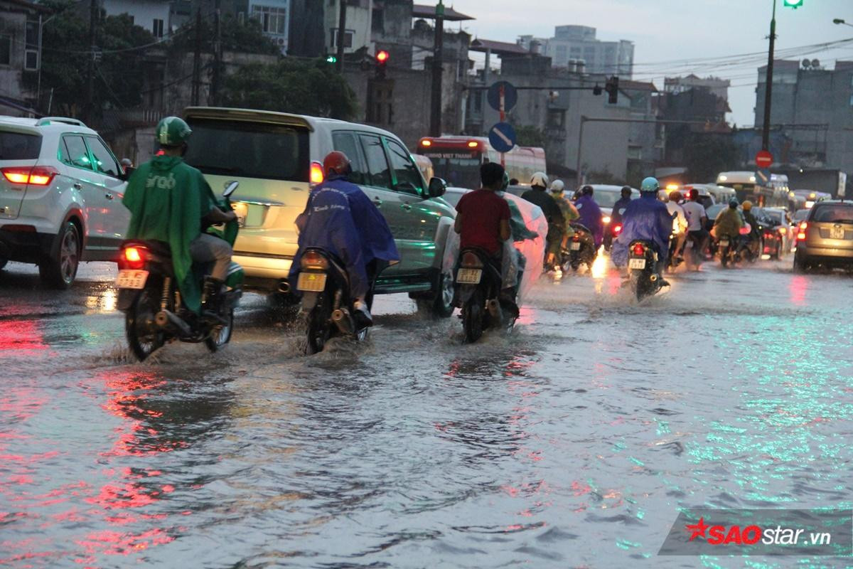 Người Hà Nội vật vã di chuyển về nhà trong cơn mữa tầm tã, đường sá ngập nặng Ảnh 4