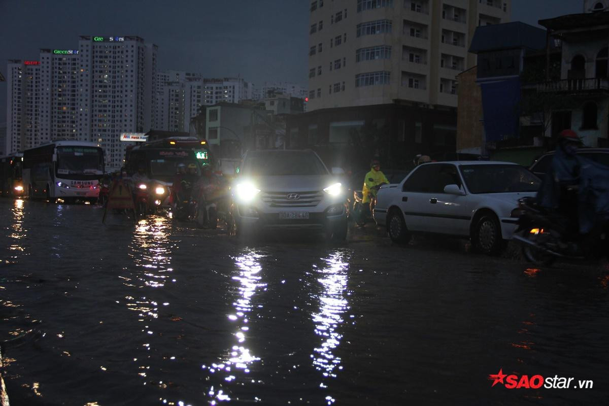 Người Hà Nội vật vã di chuyển về nhà trong cơn mữa tầm tã, đường sá ngập nặng Ảnh 5