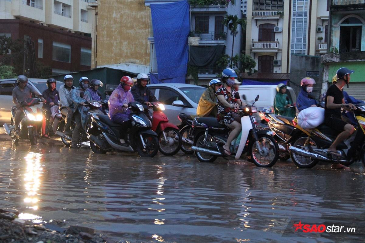 Người Hà Nội vật vã di chuyển về nhà trong cơn mữa tầm tã, đường sá ngập nặng Ảnh 6