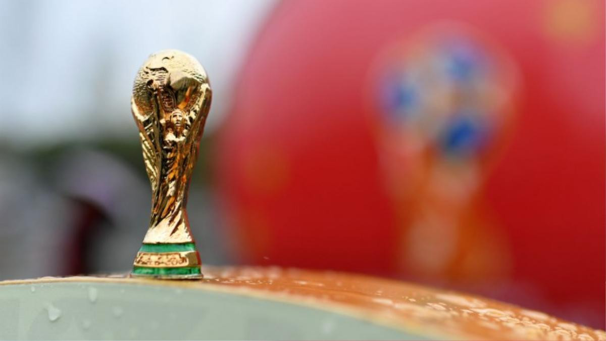 Vì sao các cầu thủ World Cup 2018 phải dán băng dính lên tai nghe? Ảnh 1