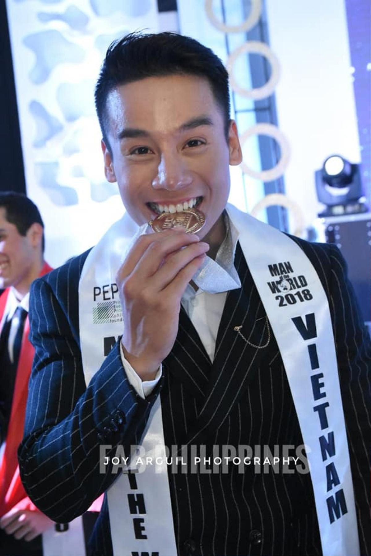 Đại diện Việt được nhấc bổng người, khi xuất sắc đăng quang Man of The World 2018 Ảnh 9