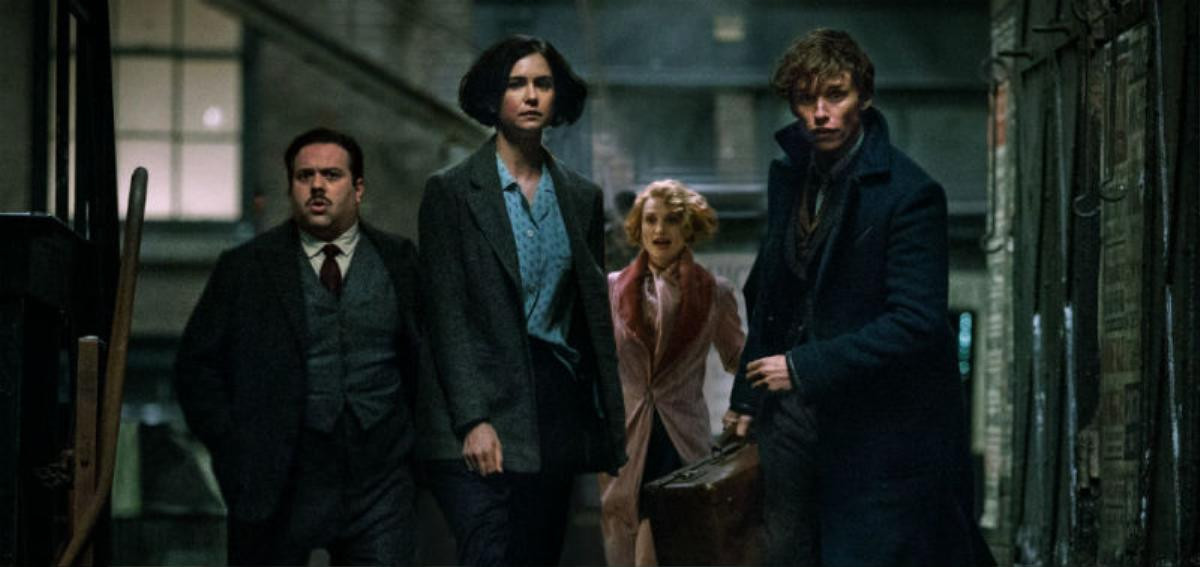 ‘Fantastic Beasts’ tung ảnh mới: Newt Scamander thời trẻ và thầy Dumbledore tại Hogwarts Ảnh 6