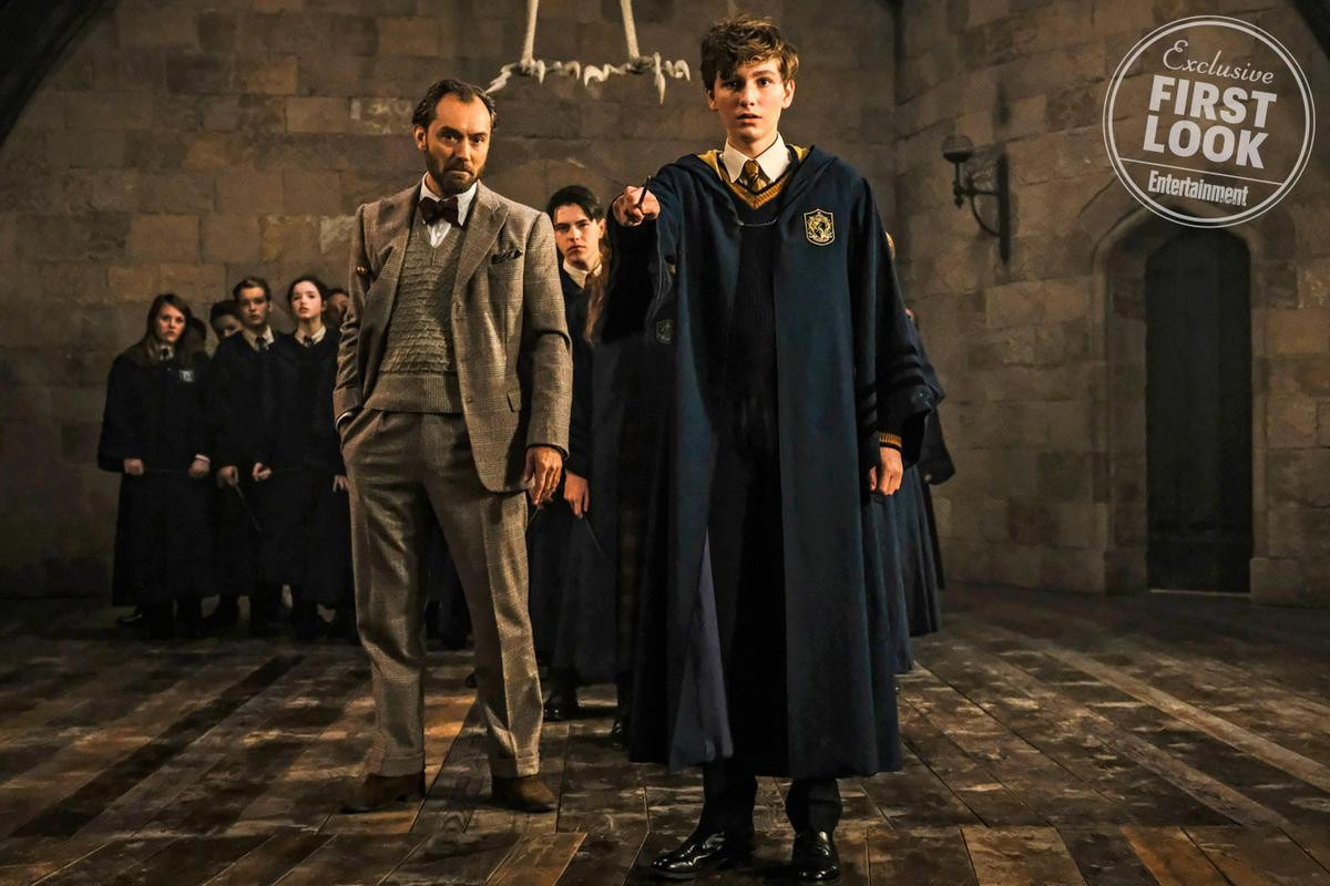 ‘Fantastic Beasts’ tung ảnh mới: Newt Scamander thời trẻ và thầy Dumbledore tại Hogwarts Ảnh 3