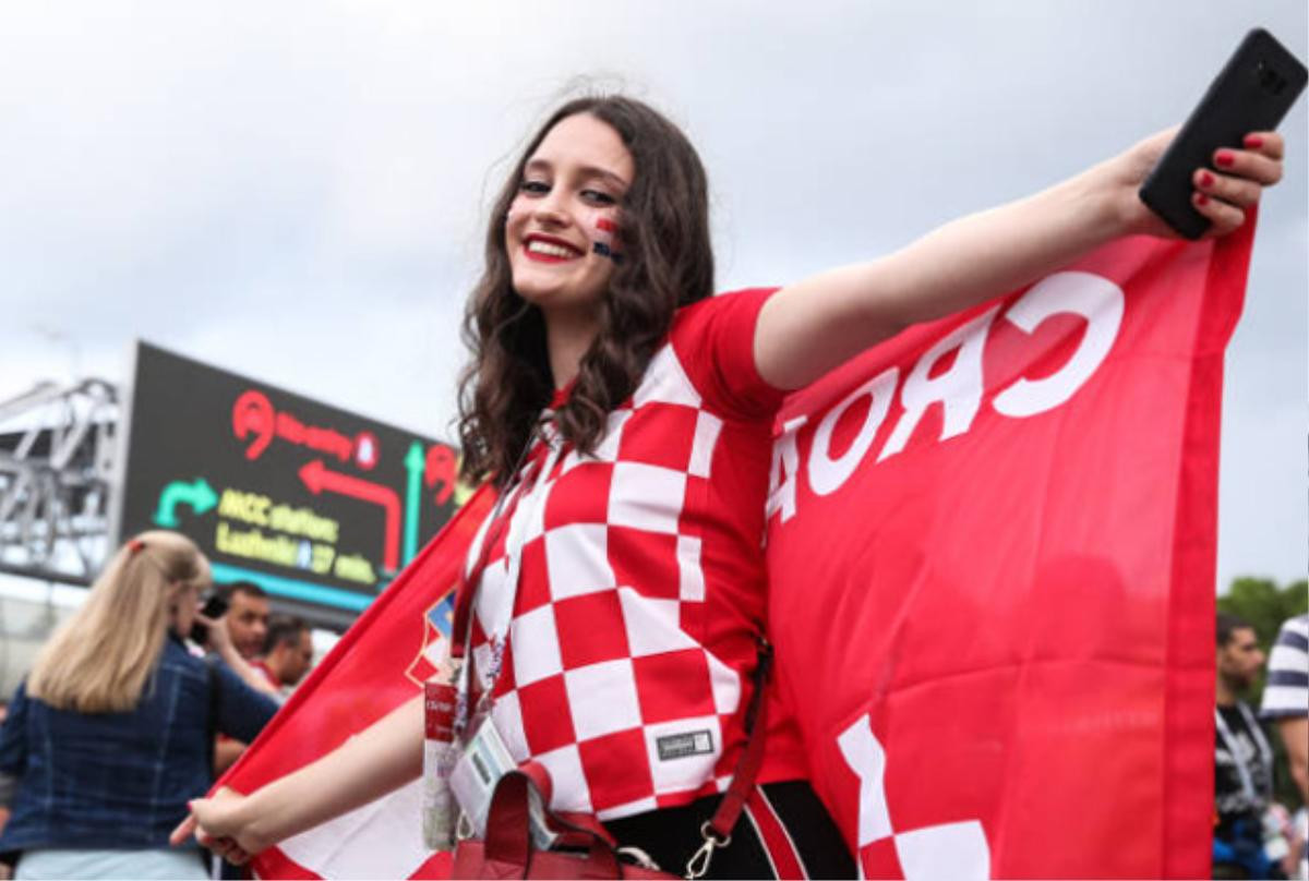 Lần cuối ngắm dung nhan của các bóng hồng tuyển Pháp và Croatia tại World Cup 2018 Ảnh 10