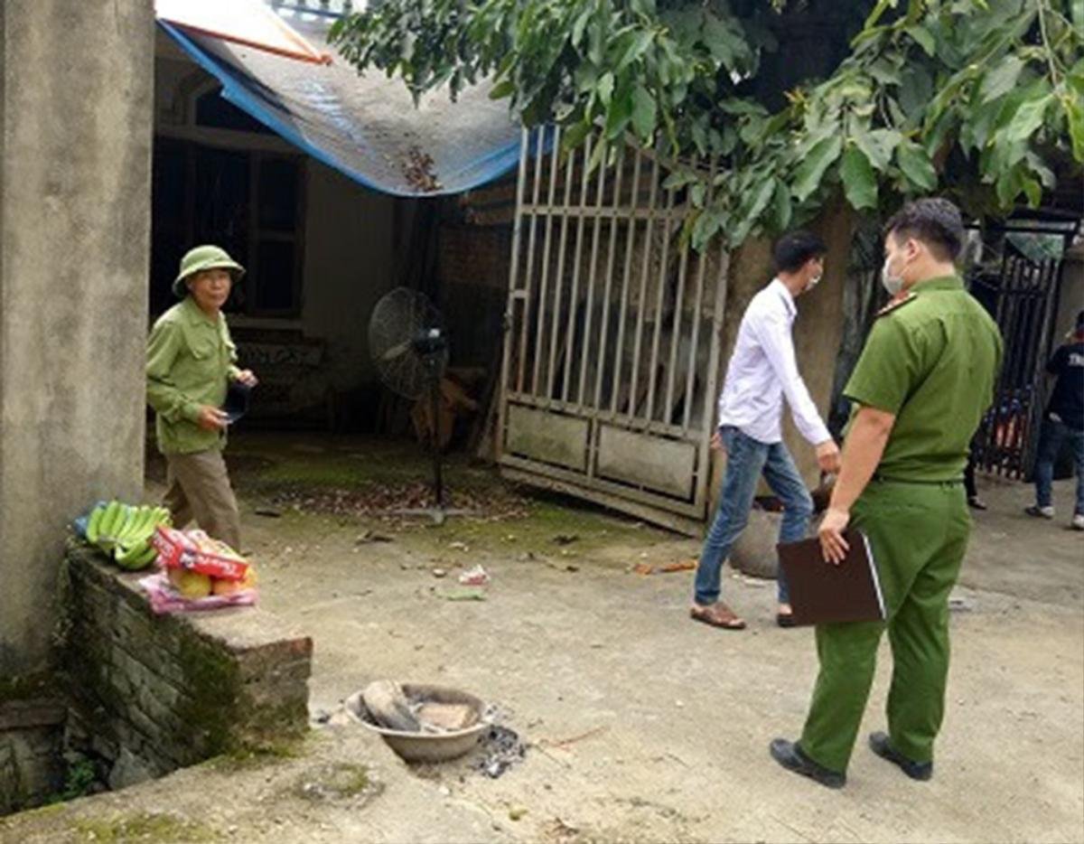 Phát hiện thi thể người đàn ông chết nhiều ngày trong tư thế treo cổ, bốc mùi nồng nặc Ảnh 1