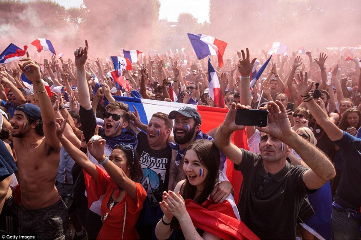 Paris 'nổ tung' khi hàng chục nghìn người hâm mộ ăn mừng Pháp vô địch World Cup Ảnh 10