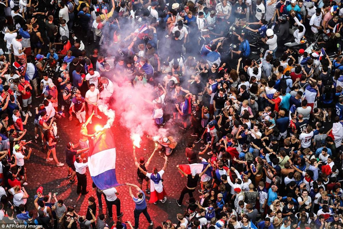 Paris 'nổ tung' khi hàng chục nghìn người hâm mộ ăn mừng Pháp vô địch World Cup Ảnh 2