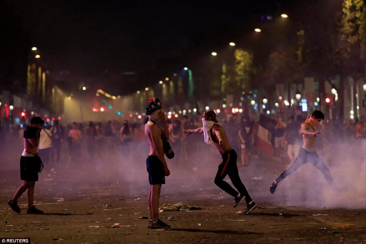 Paris 'nổ tung' khi hàng chục nghìn người hâm mộ ăn mừng Pháp vô địch World Cup Ảnh 3