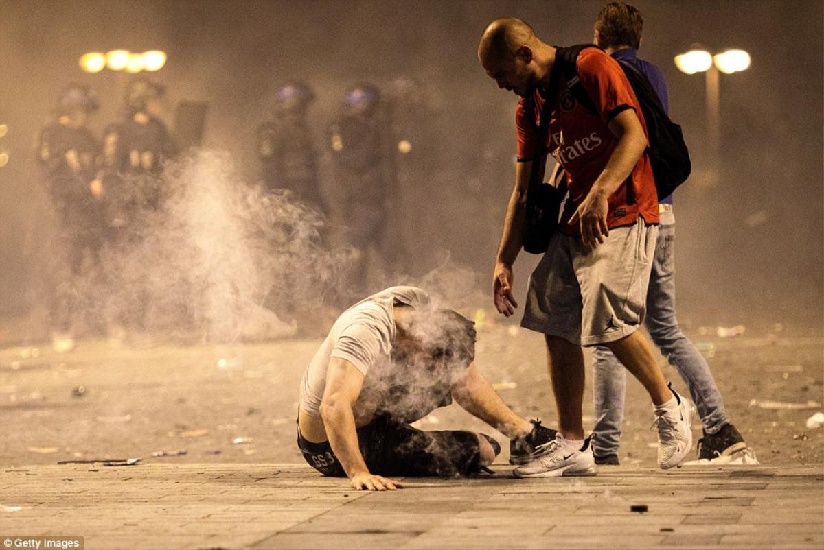 Paris 'nổ tung' khi hàng chục nghìn người hâm mộ ăn mừng Pháp vô địch World Cup Ảnh 5