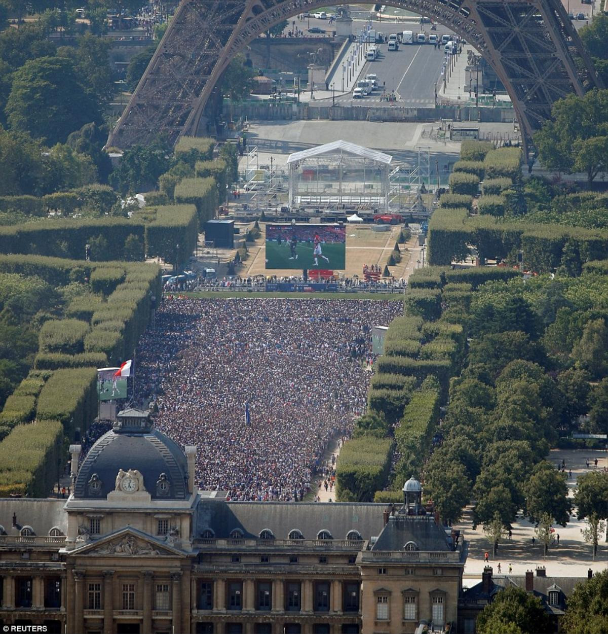 Paris 'nổ tung' khi hàng chục nghìn người hâm mộ ăn mừng Pháp vô địch World Cup Ảnh 7