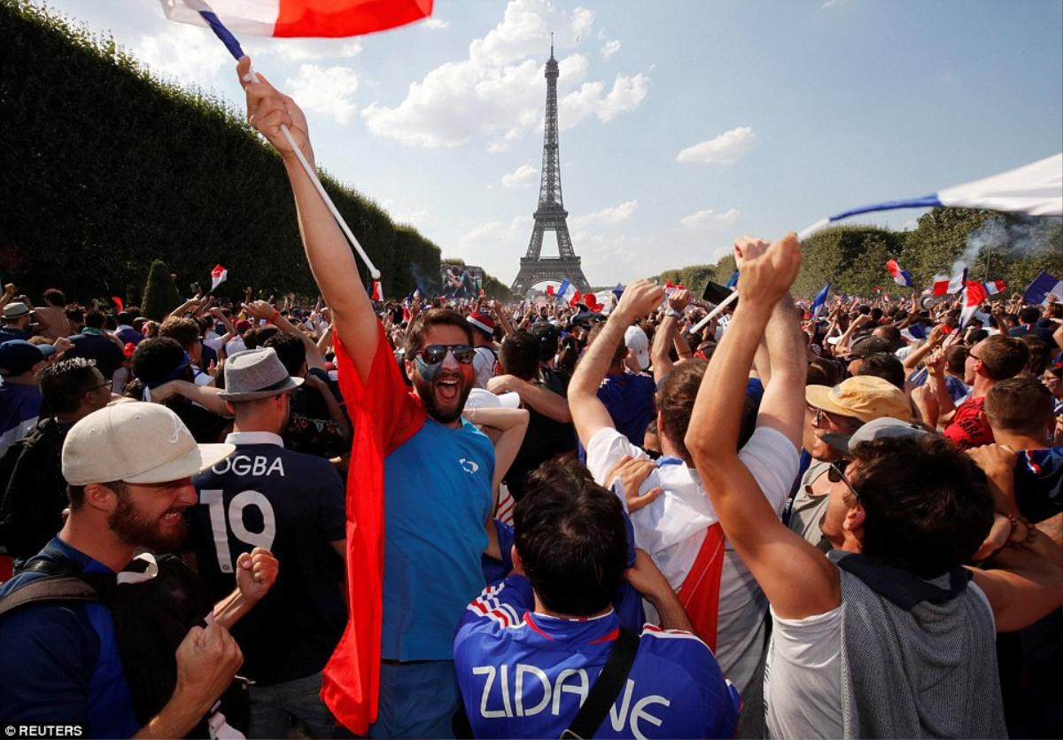 Paris 'nổ tung' khi hàng chục nghìn người hâm mộ ăn mừng Pháp vô địch World Cup Ảnh 8