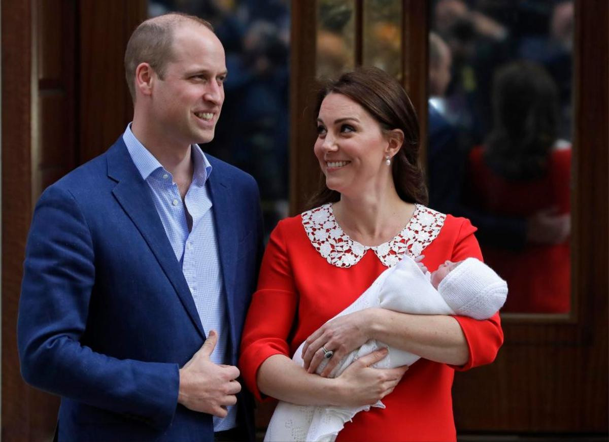 Hoàng gia Anh chính thức công bố ảnh con thứ 3 của William - Kate trong lễ rửa tội Ảnh 7