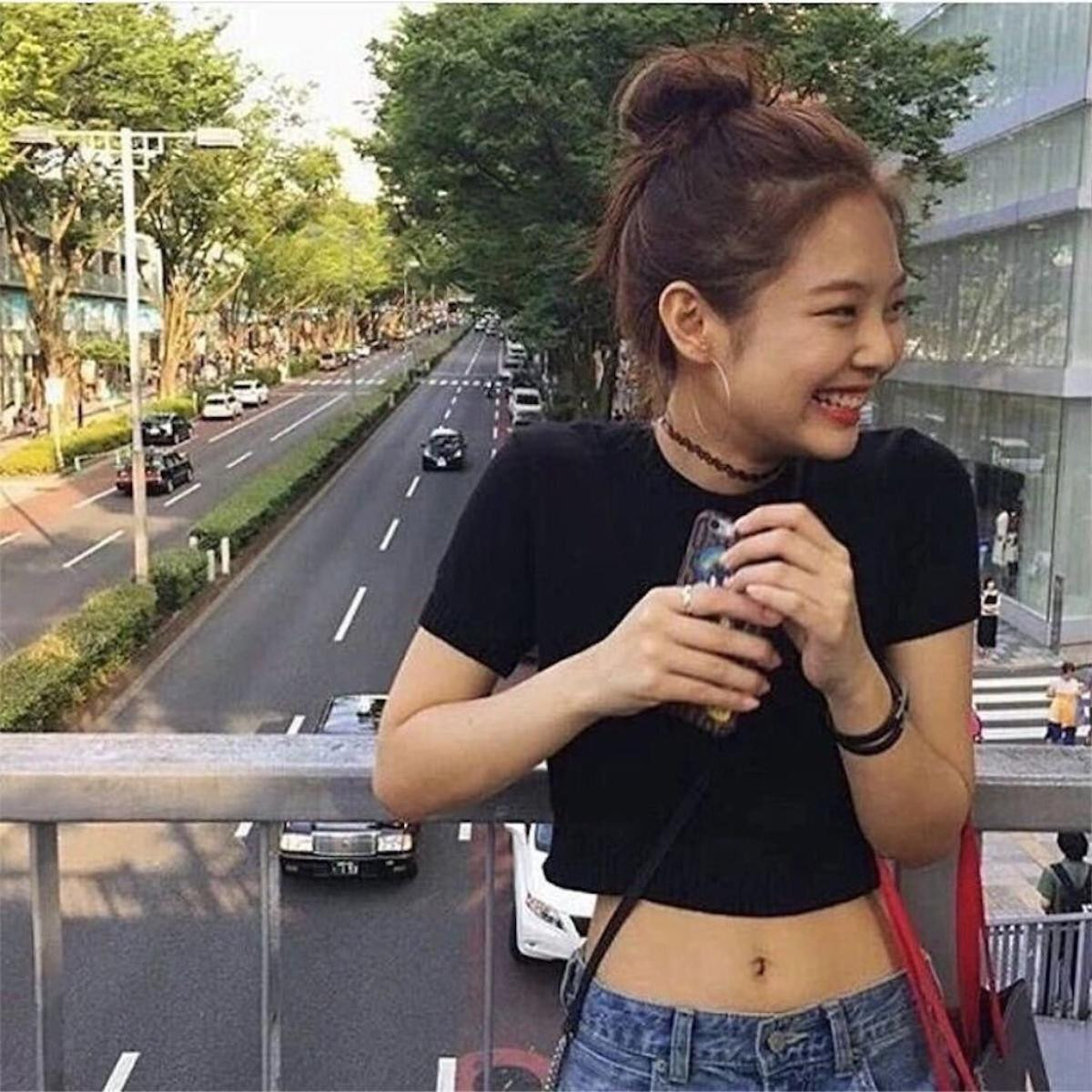 Dù mặc quần jeans kín đáo, Jennie (BLACKPINK) vẫn đốn tim fan với vẻ quyến rũ không ngờ Ảnh 6