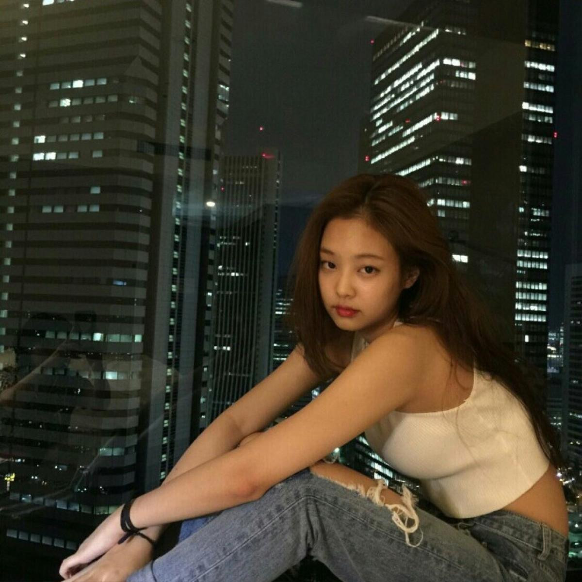 Dù mặc quần jeans kín đáo, Jennie (BLACKPINK) vẫn đốn tim fan với vẻ quyến rũ không ngờ Ảnh 5