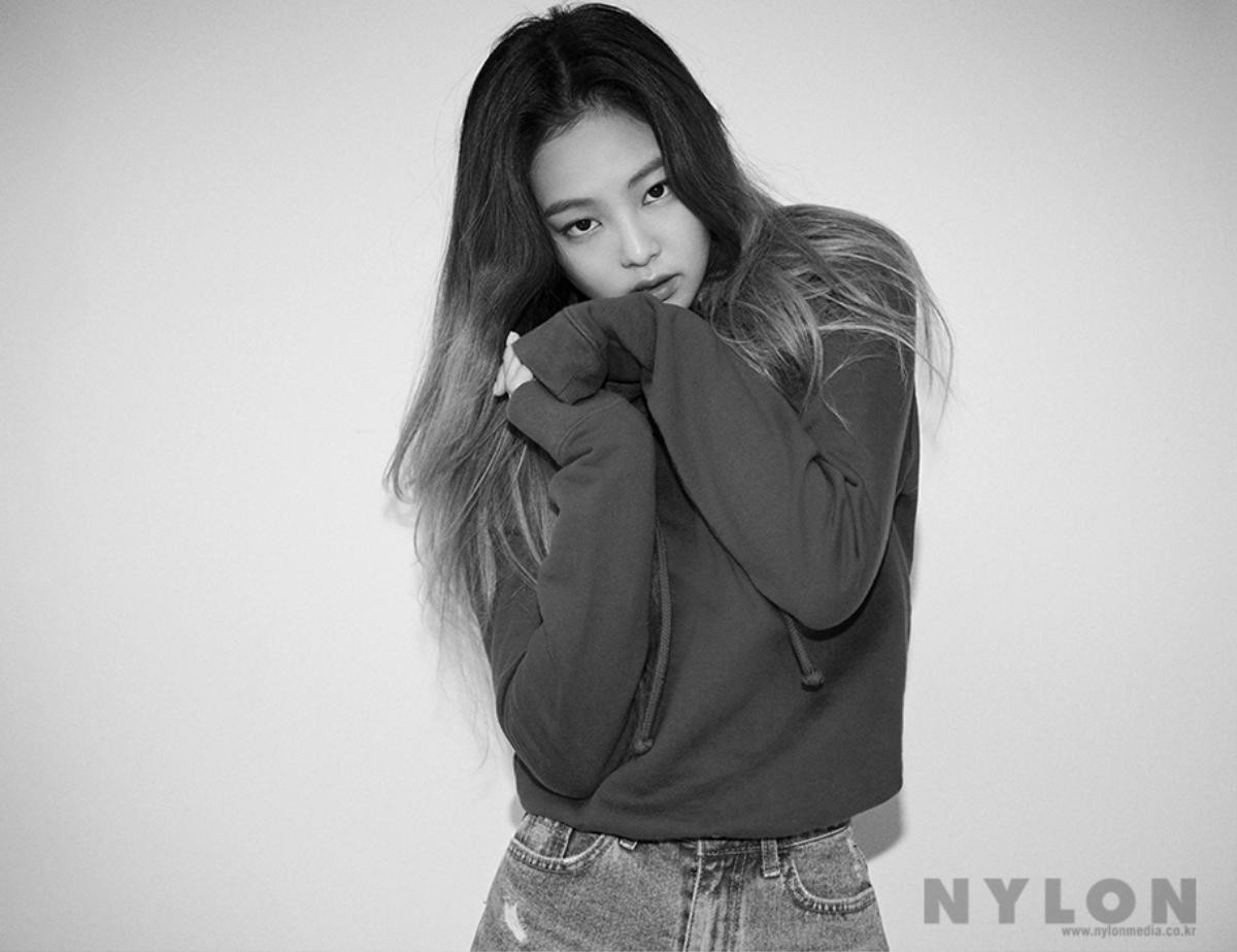 Dù mặc quần jeans kín đáo, Jennie (BLACKPINK) vẫn đốn tim fan với vẻ quyến rũ không ngờ Ảnh 1