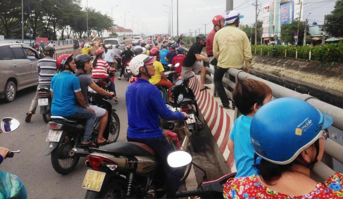 Cầm dao đuổi chém vợ bất thành, người đàn ông trèo lên tòa nhà đập phá rồi ném đồ đạc xuống đường Ảnh 3