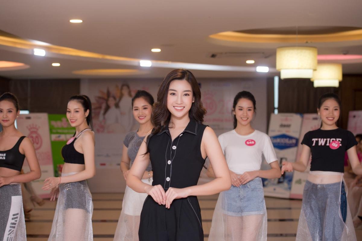 Đỗ Mỹ Linh giản dị, thị phạm catwalk cho thí sinh Hoa hậu Việt Nam 2018 Ảnh 3