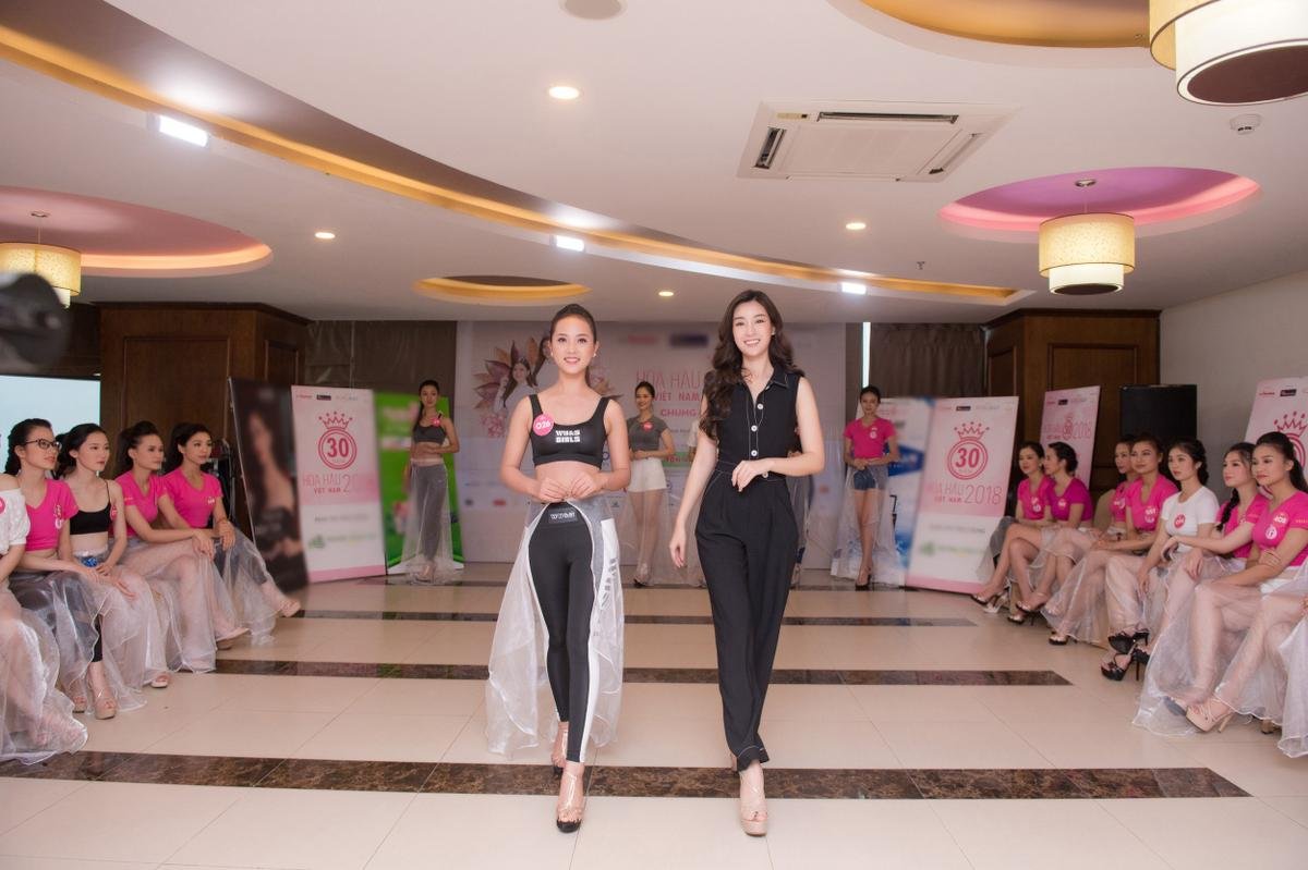 Đỗ Mỹ Linh giản dị, thị phạm catwalk cho thí sinh Hoa hậu Việt Nam 2018 Ảnh 2