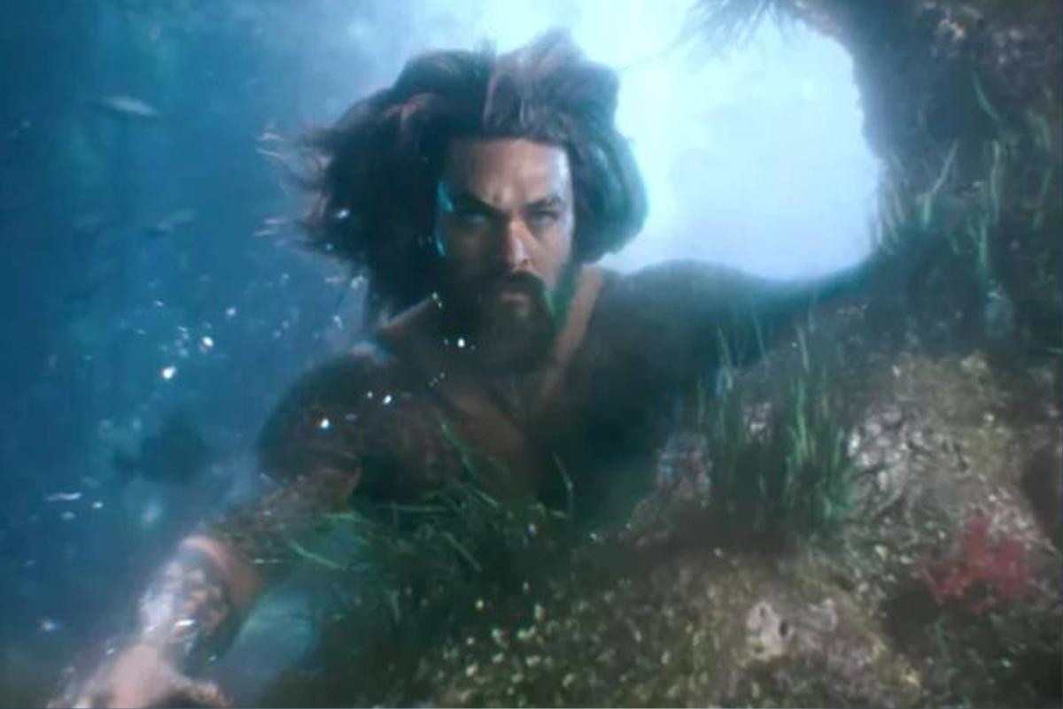 Aquaman chỉ huy đàn cá mập hung dữ trong poster chính thức đầu tiên Ảnh 1