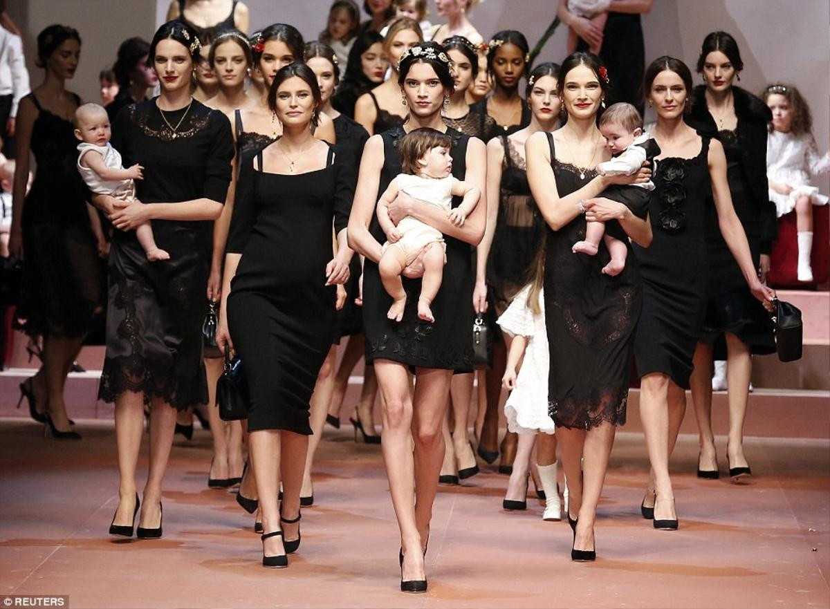 Khán giả sửng sốt vỡ oà với màn catwalk vừa cho con bú của người mẫu áo tắm Ảnh 4