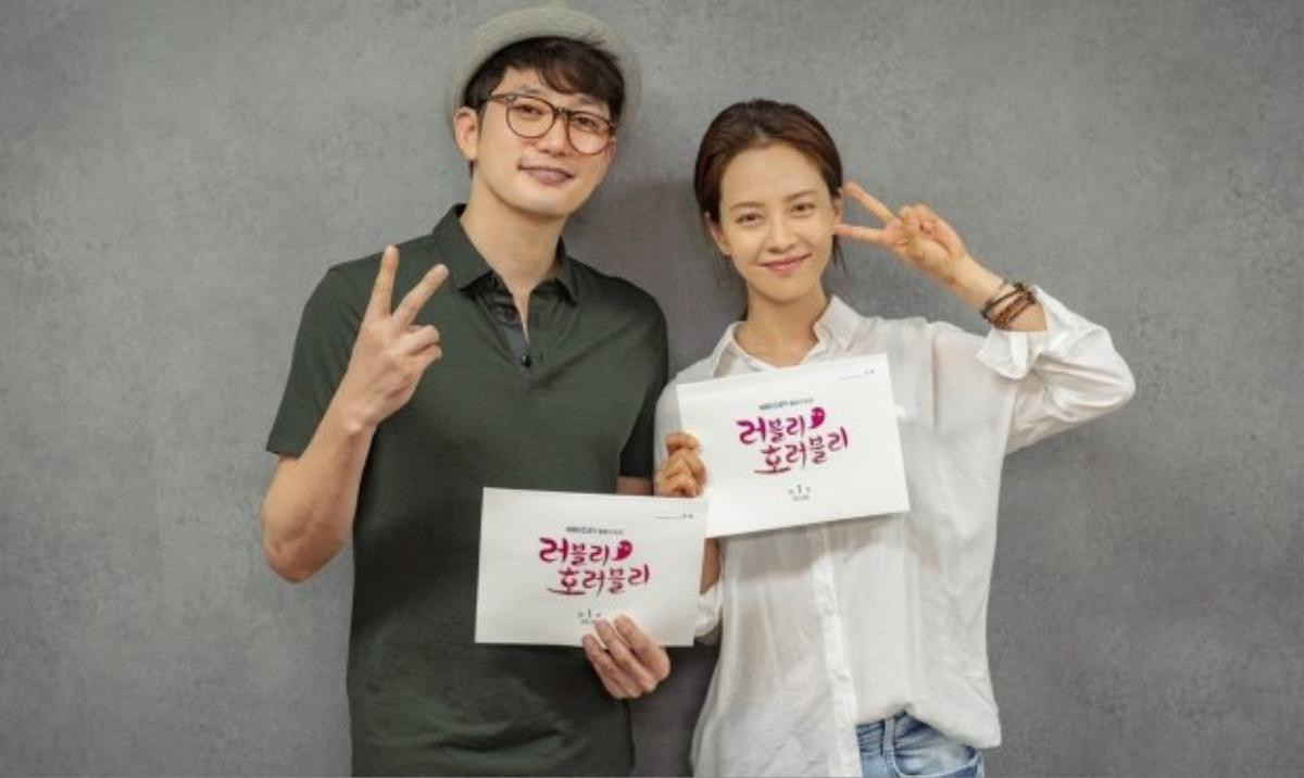 Vừa hồi hộp, vừa cười bò với tạo hình của Song Ji Hyo và Park Shi Hoo trong phim kinh dị 'Lovely Horribly' Ảnh 9