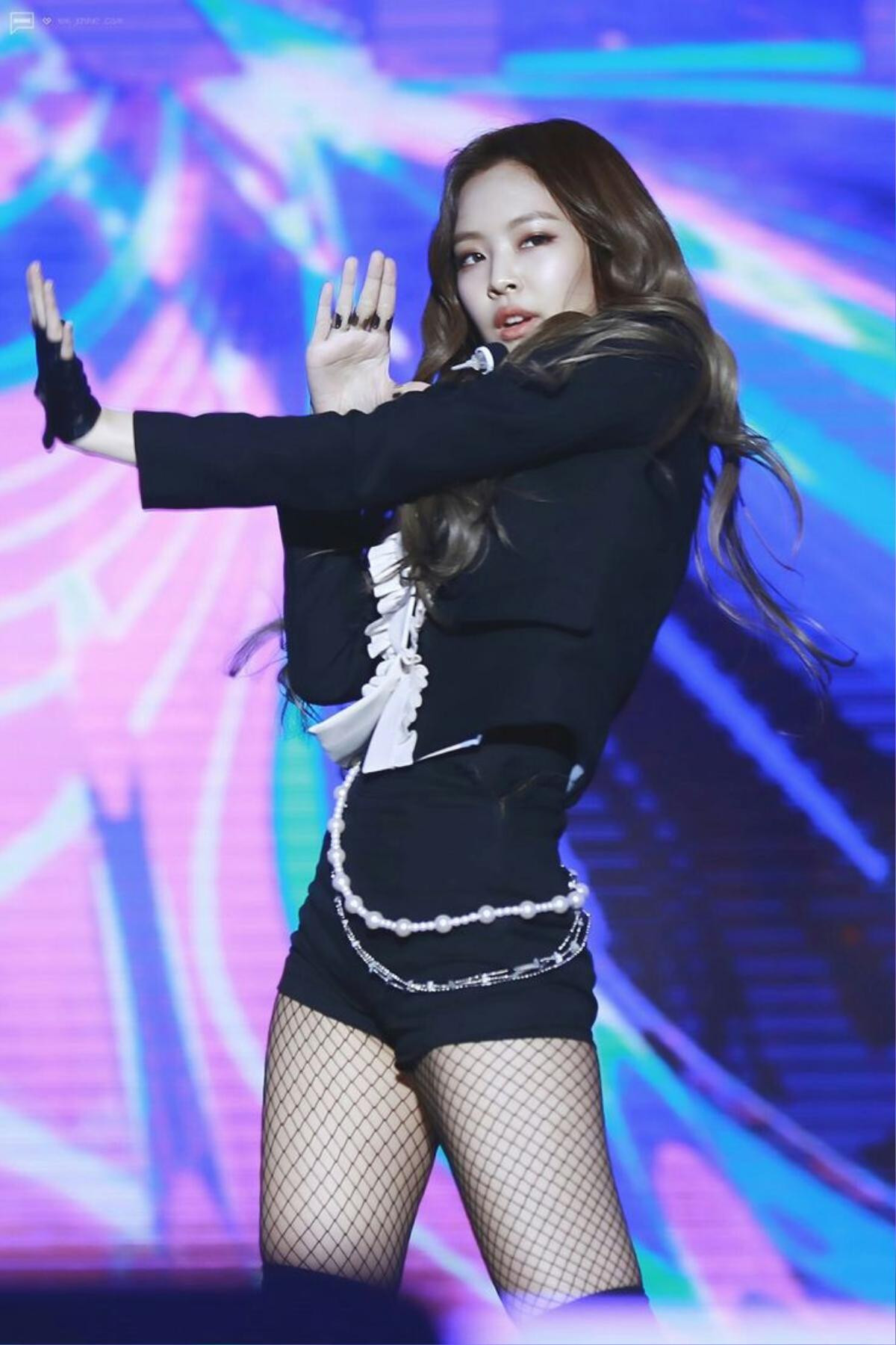 Jennie (Black Pink) và tất lưới, sự kết hợp khiến fanboy chỉ có nước 'ôm tim mà gục ngã' Ảnh 1