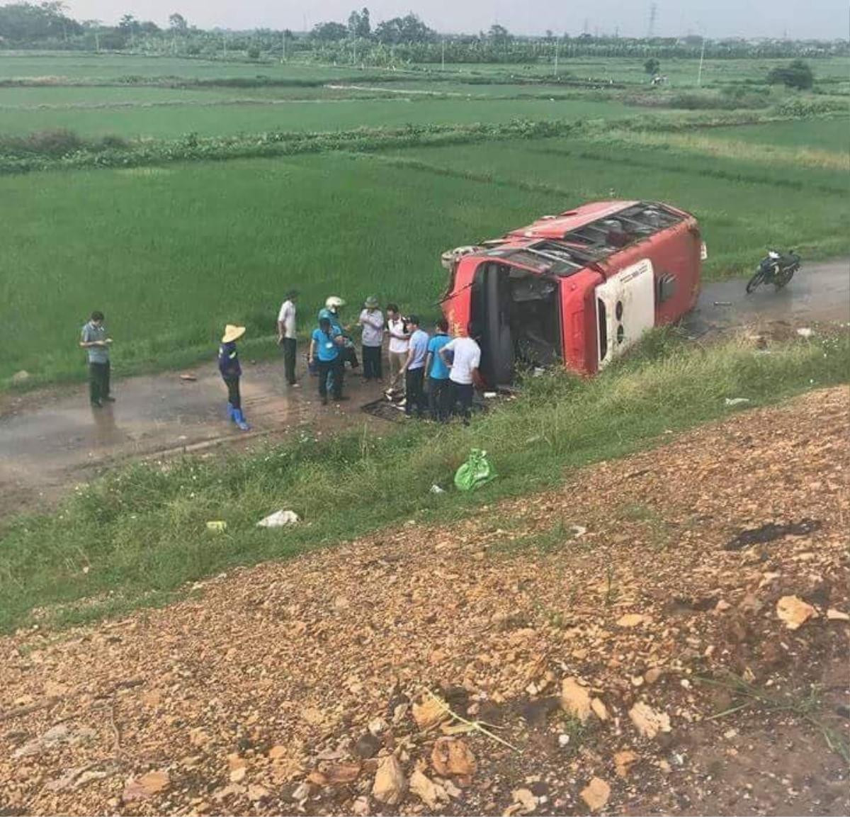 Lật xe khách 29 chỗ trên cao tốc Pháp Vân, 4 người bị thương Ảnh 1