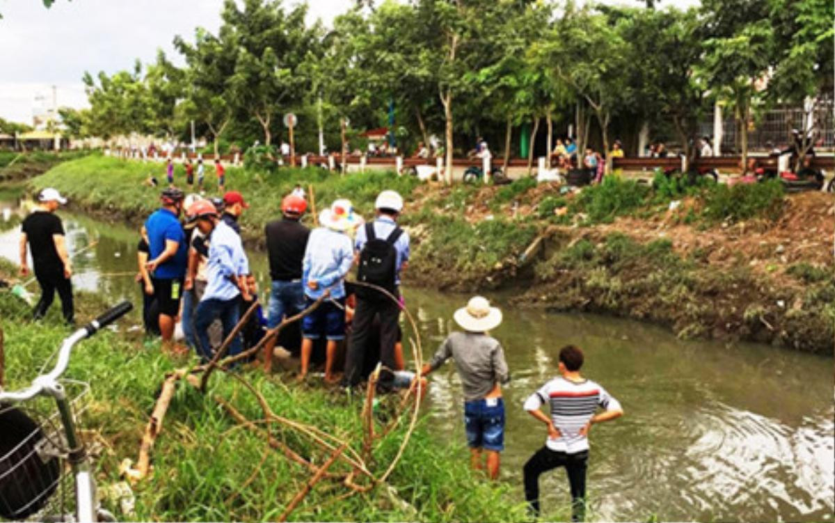 Giật dây chuyền bất thành, nam thanh niên đạp ngã 2 mẹ con xuống mương nước, cướp xe người đi đường Ảnh 1