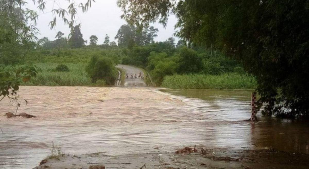 Hàng trăm hộ dân ở Nghệ An và Hà Tĩnh bị cô lập trước giờ bão Sơn Tinh đổ bộ Ảnh 3