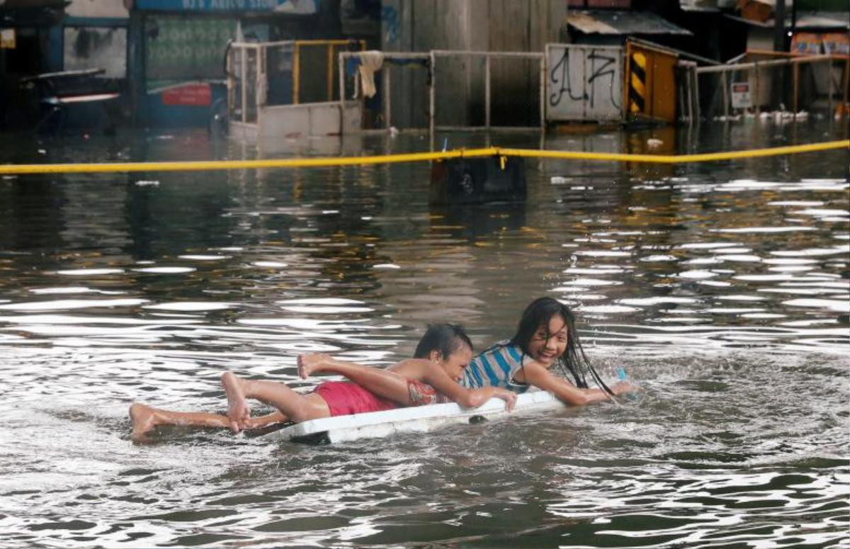 Người dân Philippines oằn mình với ngập lụt vì bão Sơn Tinh Ảnh 14