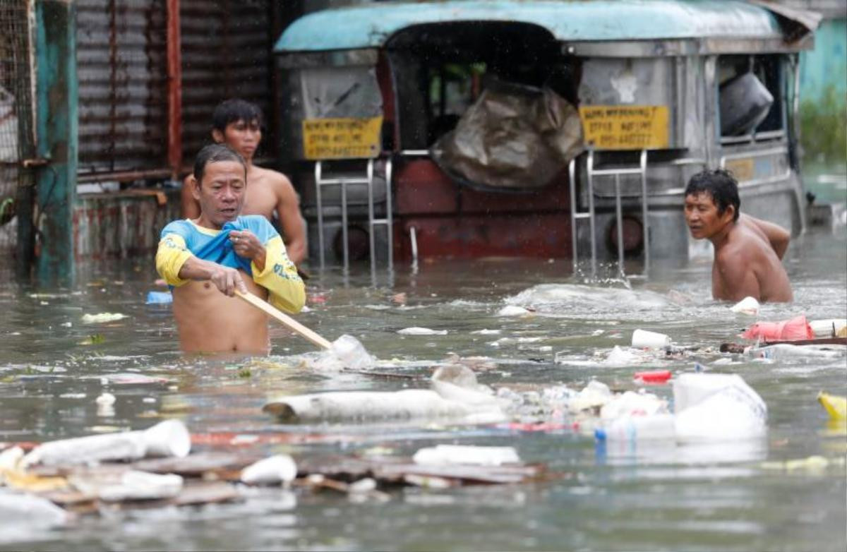 Người dân Philippines oằn mình với ngập lụt vì bão Sơn Tinh Ảnh 9