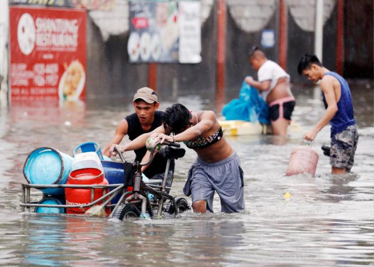 Người dân Philippines oằn mình với ngập lụt vì bão Sơn Tinh Ảnh 4