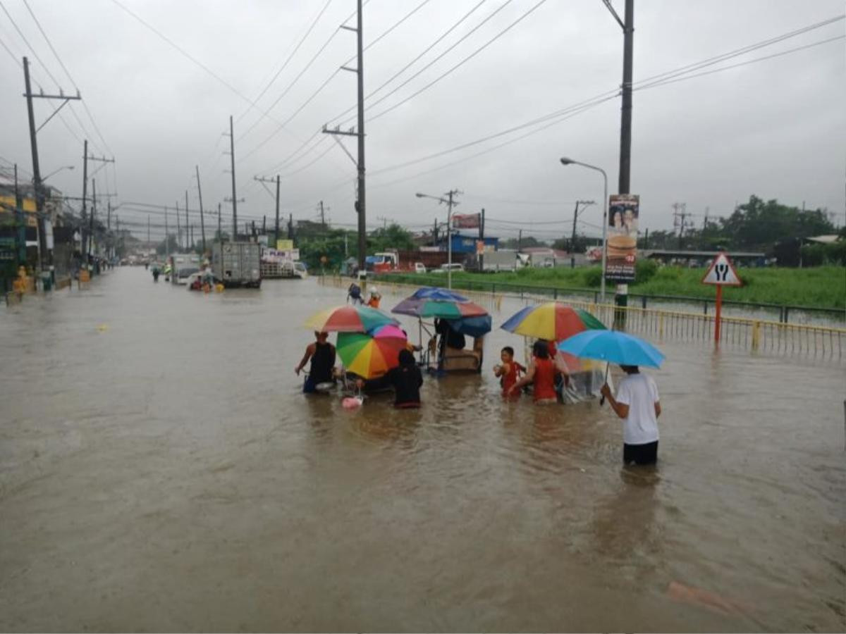 Người dân Philippines oằn mình với ngập lụt vì bão Sơn Tinh Ảnh 15