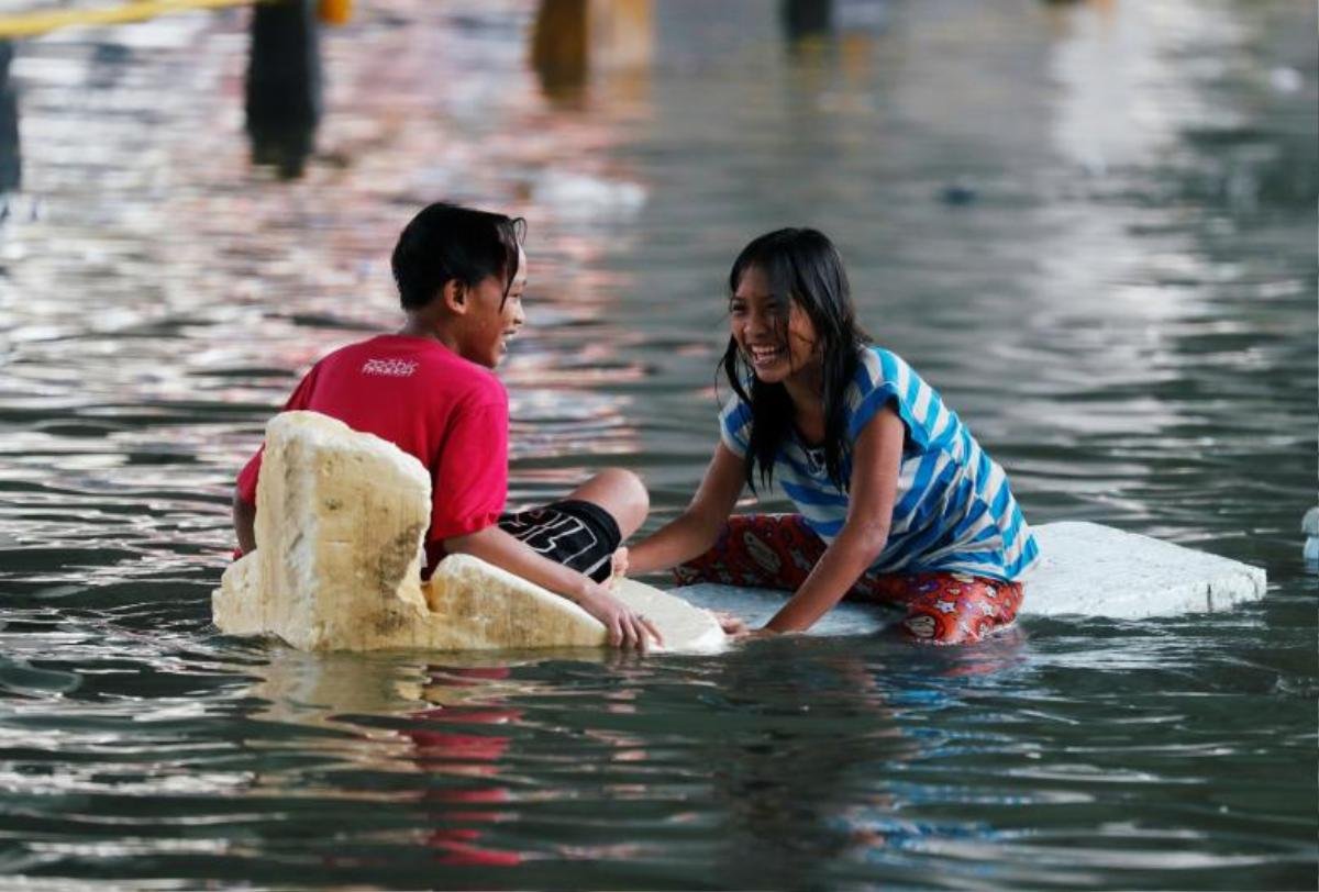 Người dân Philippines oằn mình với ngập lụt vì bão Sơn Tinh Ảnh 12