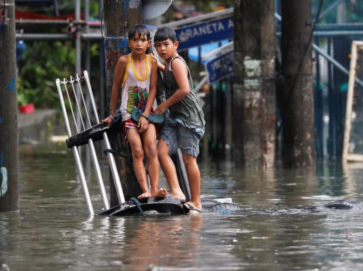 Người dân Philippines oằn mình với ngập lụt vì bão Sơn Tinh Ảnh 13