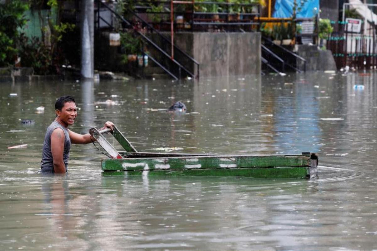 Người dân Philippines oằn mình với ngập lụt vì bão Sơn Tinh Ảnh 6