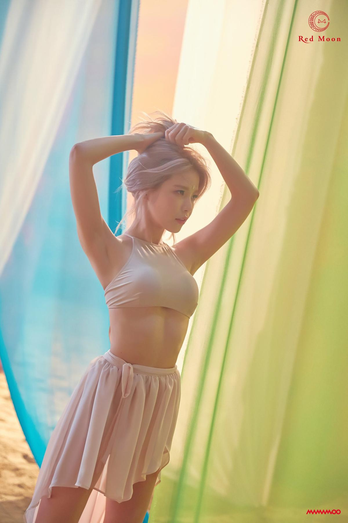 'Thánh' soi: Solar (Mamamoo) sao lại đi… dép lê trong MV sang chảnh trở lại thế này? Ảnh 2