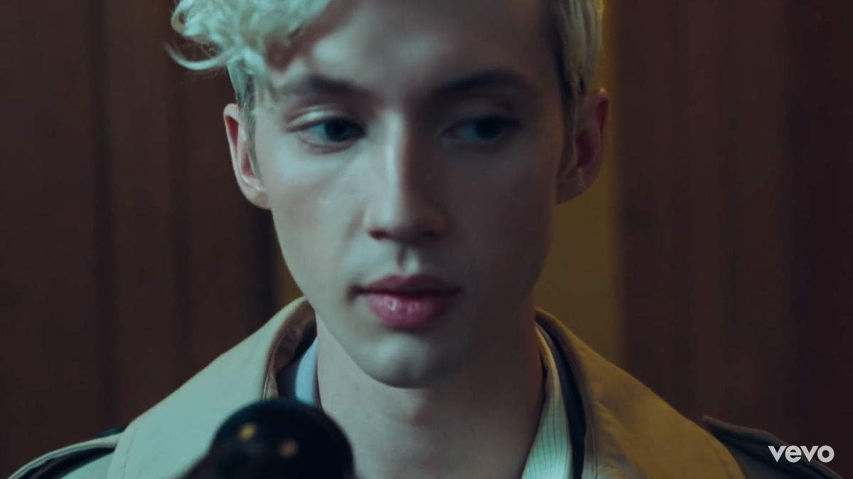 Lả lướt cùng nhau trong MV mới, Ariana Grande đang muốn… 'uốn thẳng' Troye Sivan? Ảnh 2