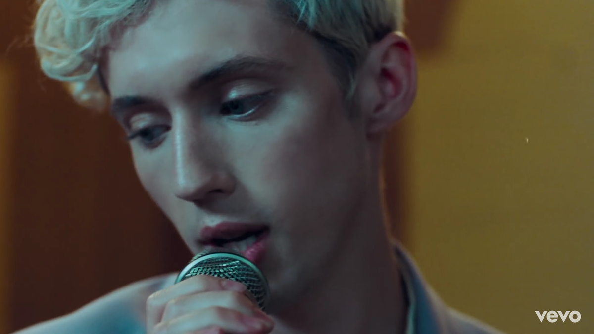 Lả lướt cùng nhau trong MV mới, Ariana Grande đang muốn… 'uốn thẳng' Troye Sivan? Ảnh 4