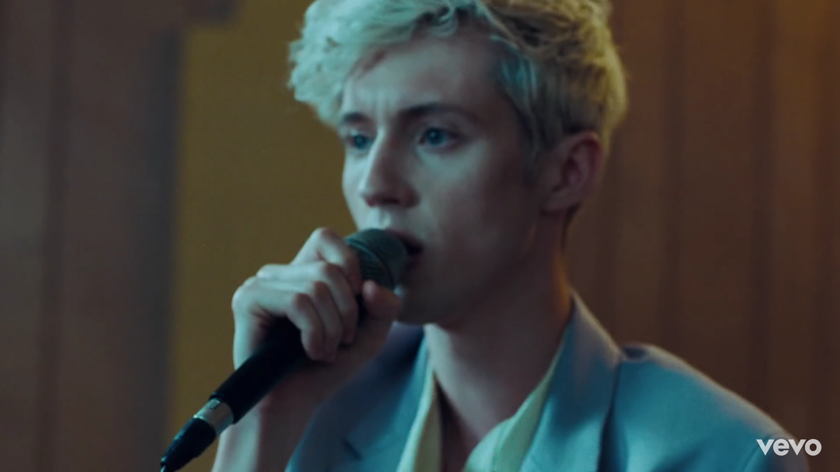 Lả lướt cùng nhau trong MV mới, Ariana Grande đang muốn… 'uốn thẳng' Troye Sivan? Ảnh 5