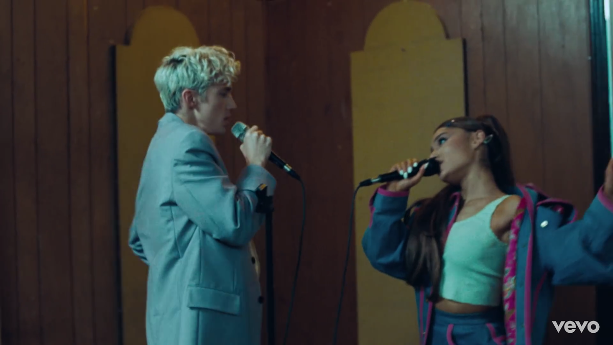 Lả lướt cùng nhau trong MV mới, Ariana Grande đang muốn… 'uốn thẳng' Troye Sivan? Ảnh 8