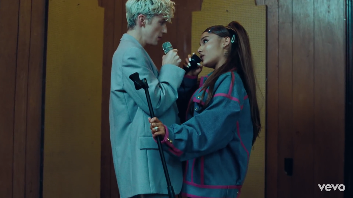 Lả lướt cùng nhau trong MV mới, Ariana Grande đang muốn… 'uốn thẳng' Troye Sivan? Ảnh 9