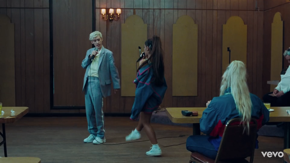 Lả lướt cùng nhau trong MV mới, Ariana Grande đang muốn… 'uốn thẳng' Troye Sivan? Ảnh 10