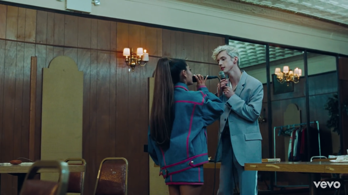 Lả lướt cùng nhau trong MV mới, Ariana Grande đang muốn… 'uốn thẳng' Troye Sivan? Ảnh 12