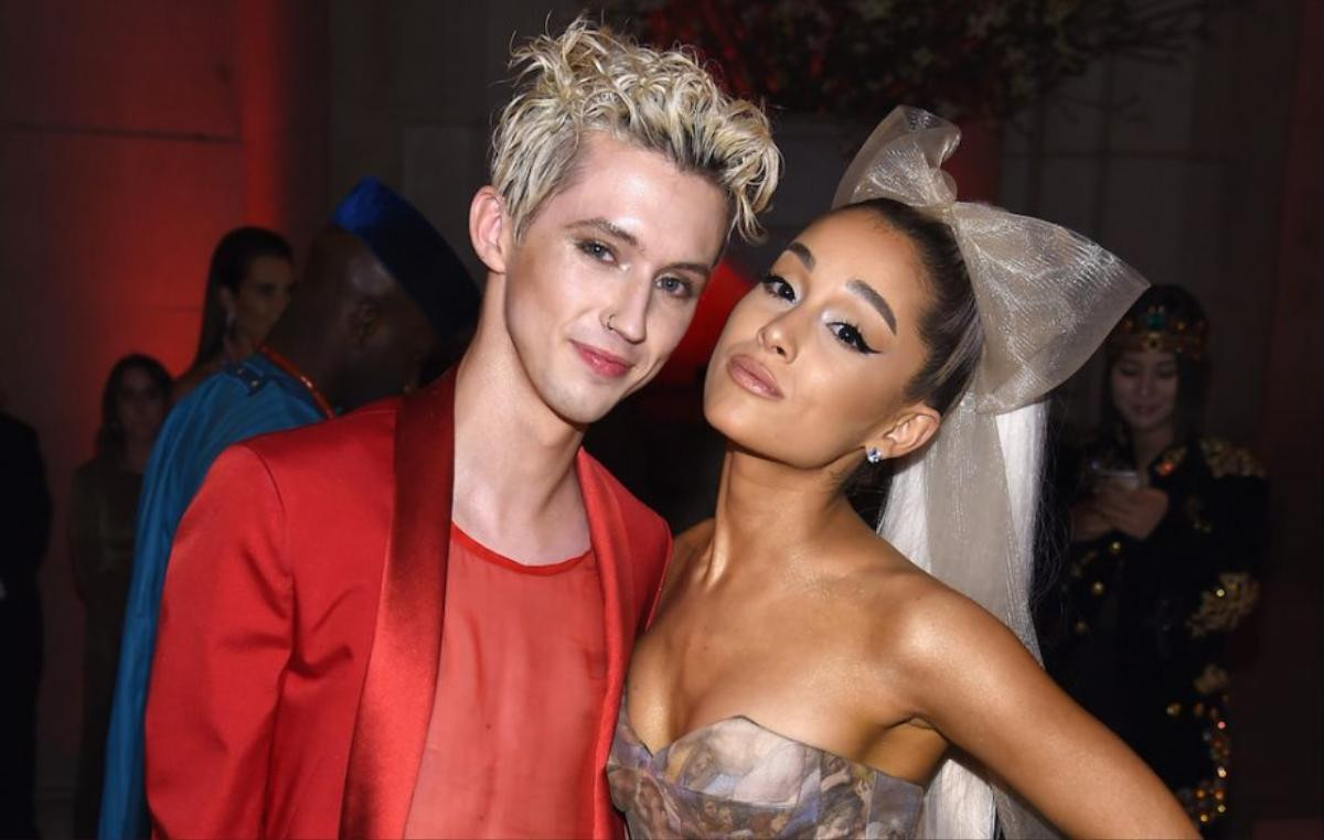 Lả lướt cùng nhau trong MV mới, Ariana Grande đang muốn… 'uốn thẳng' Troye Sivan? Ảnh 1