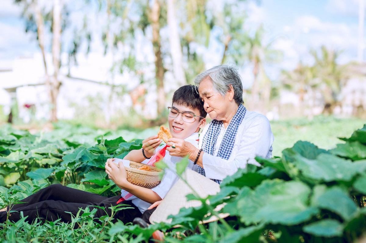 Câu chuyện dễ thương của 10X khi có người bà 'chấp nhận cháu là LGBT vì muốn cháu được hạnh phúc' Ảnh 16